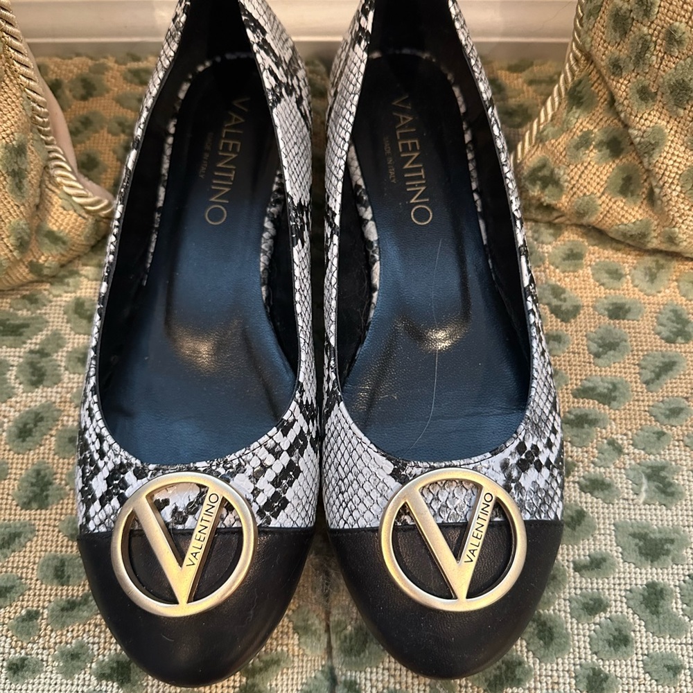 Valentino Calliope Flat in Black and White Snakeskin pattern, EUC Size 8